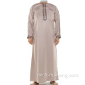 Arabische Roben der reinen liturgischen Kleidung der muslimischen Männer